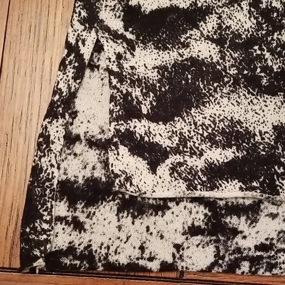 🆕️Kokun printed keyhole pullover