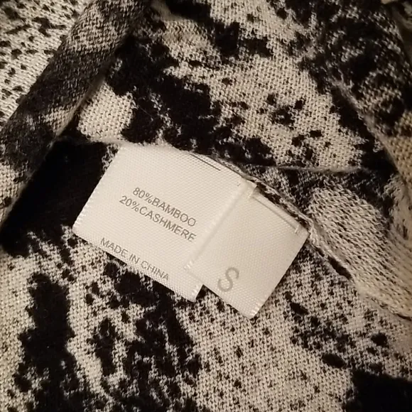 🆕️Kokun printed keyhole pullover
