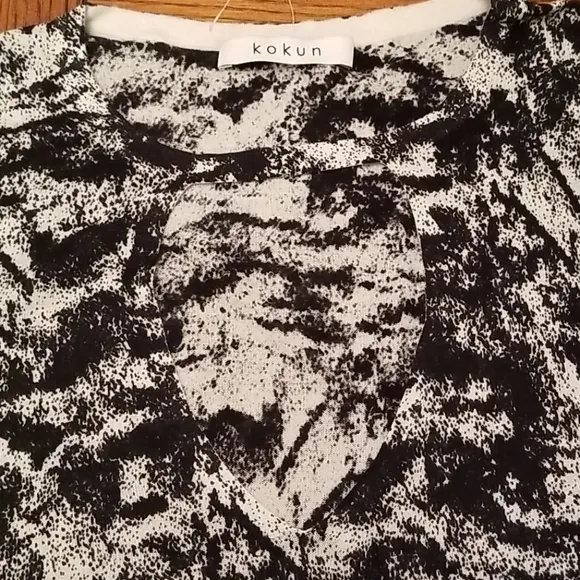 🆕️Kokun printed keyhole pullover