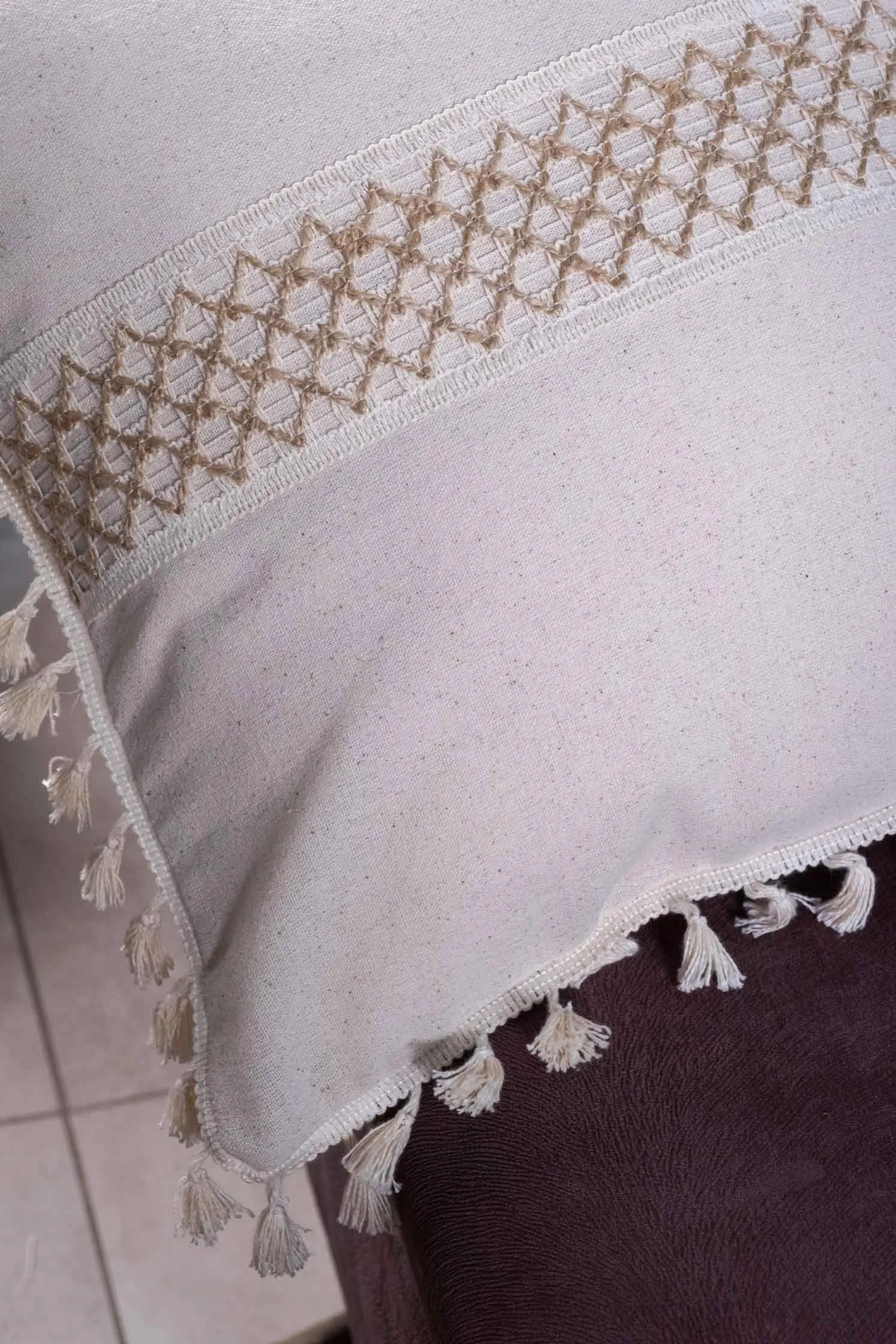 Lace and Tassel Fringed Design Linen Cushion Cover