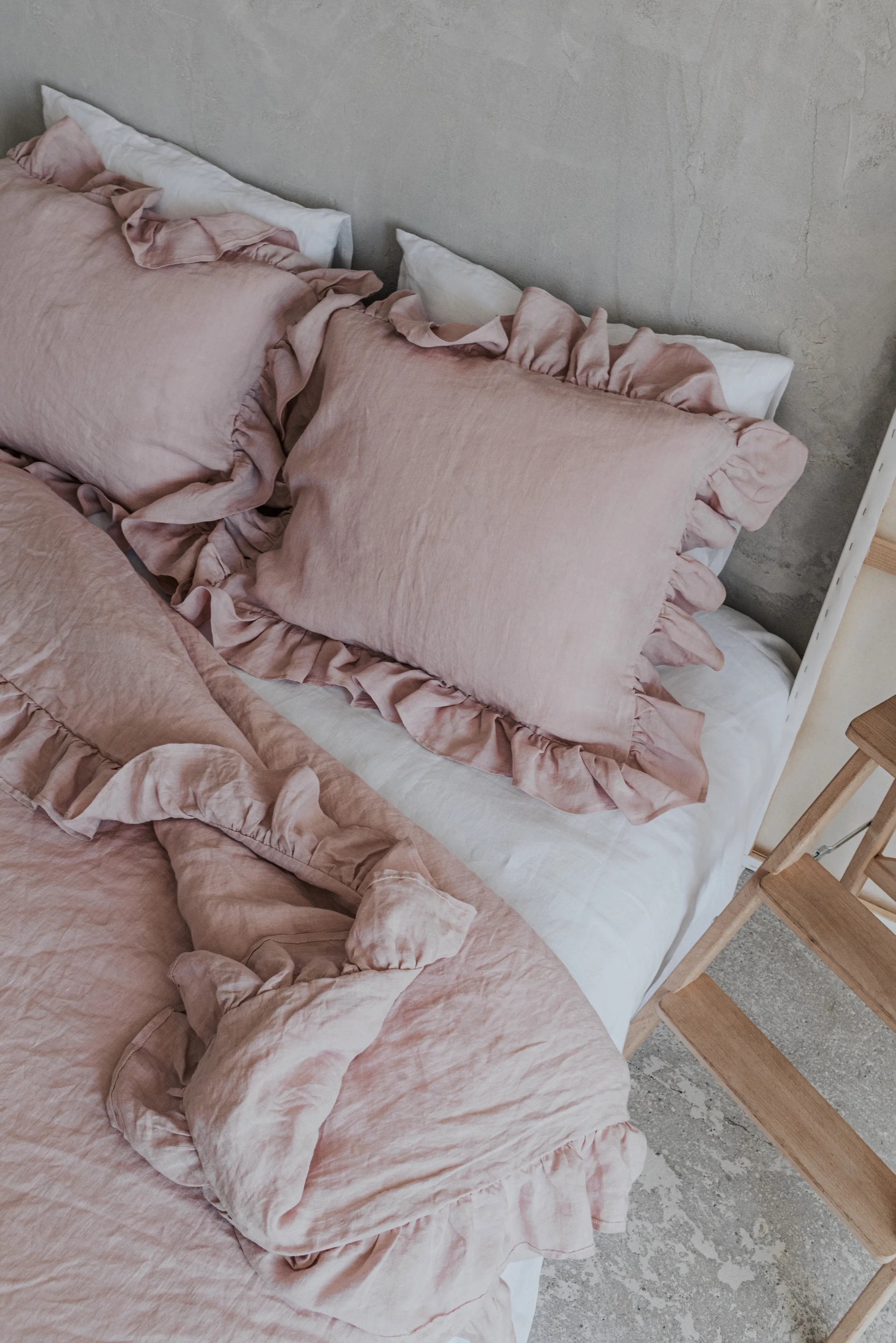 Ruffle pillowcase - pink