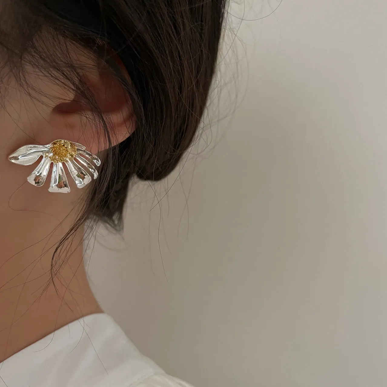 Silver Daisy Earrings