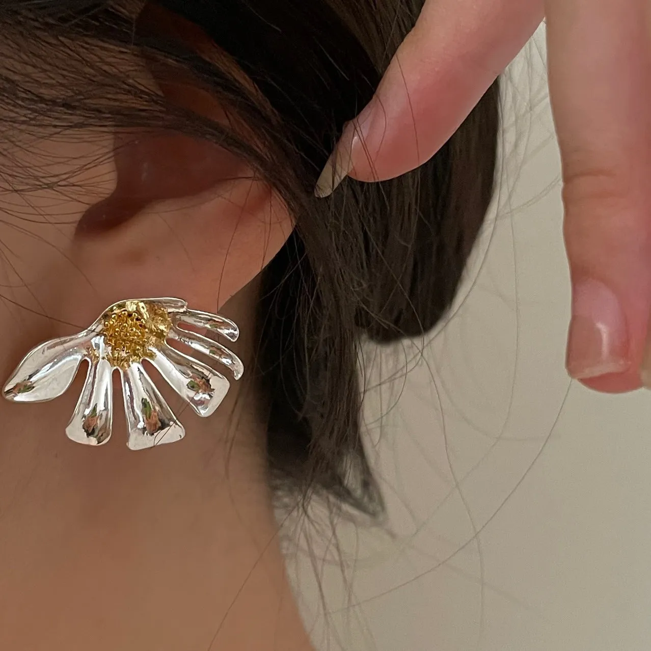 Silver Daisy Earrings