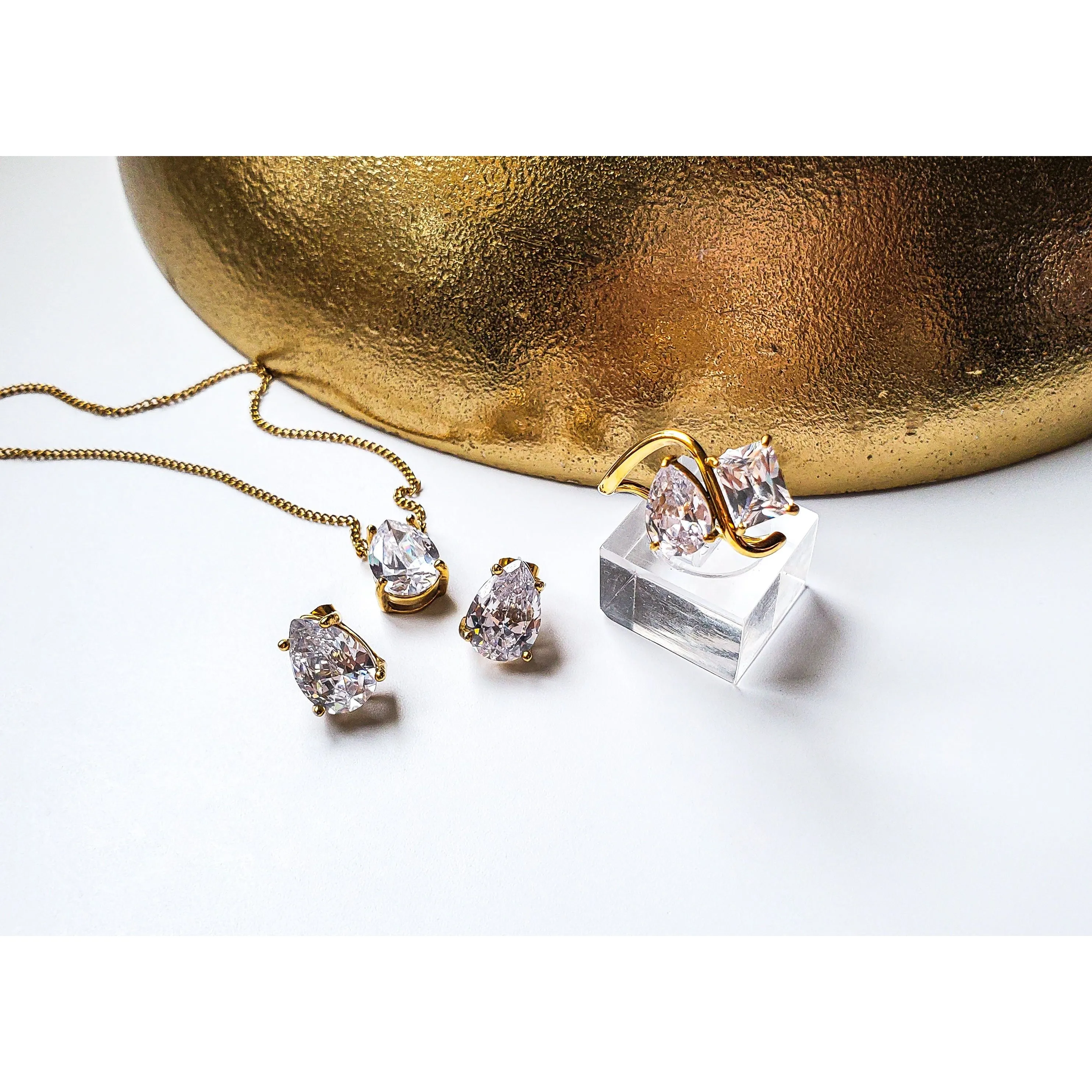 Sophia 18K Pear Stud Earrings
